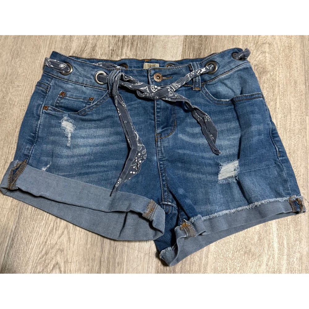 True Craft Womens Distressed Denim Shorts Blue Grommet Bandana Belt Size 9